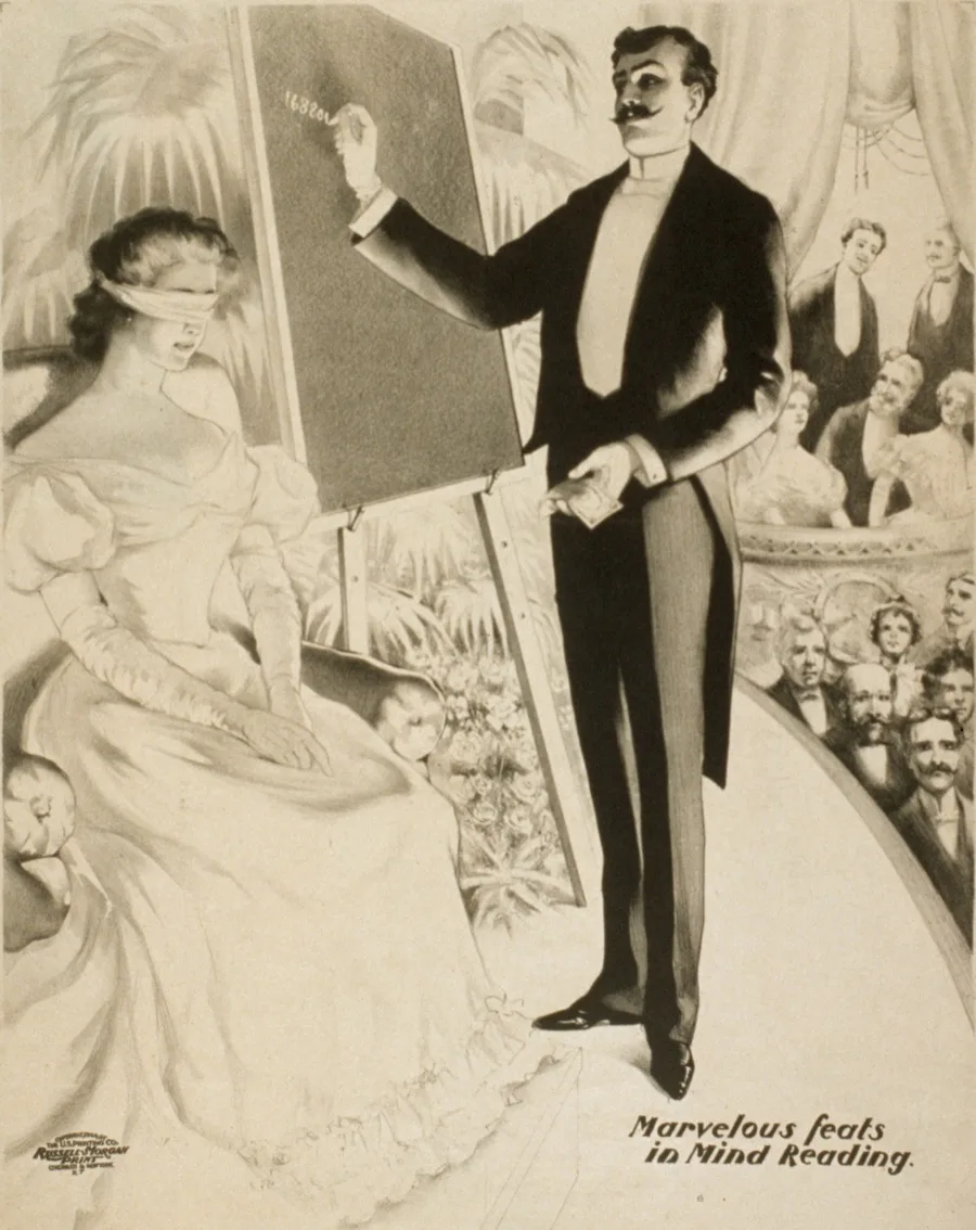 Affiche de music-hall américaine : une femme aux yeux bandés devine le nombre qu'un homme en habit écrit sur une ardoise, devant une salle comble