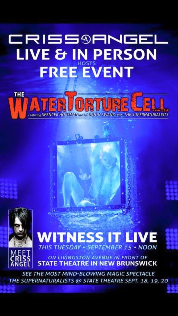 Criss Angel s'évadant d'une cellule remplie d'eau