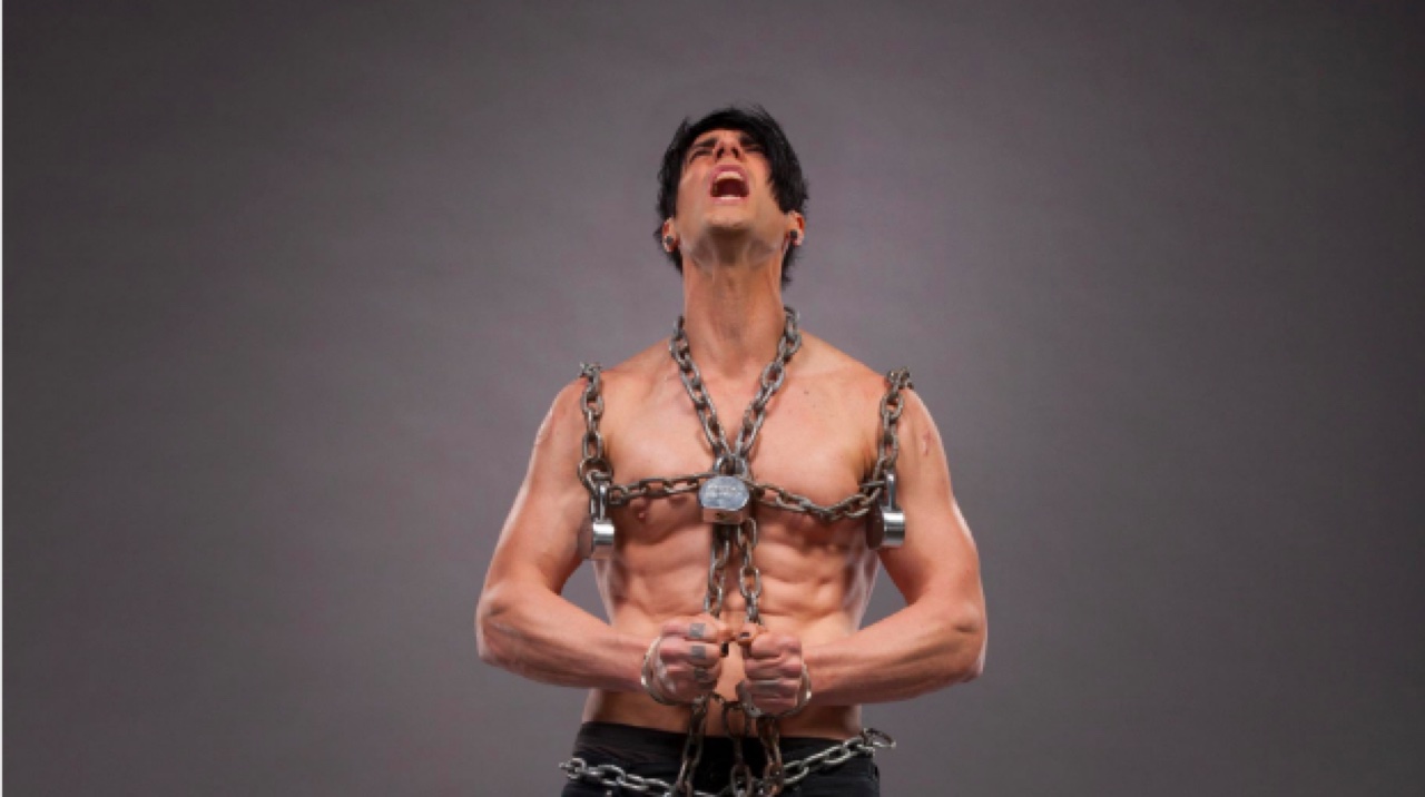 Criss Angel torse nu enchaîné, dans une évasion à la Houdini
