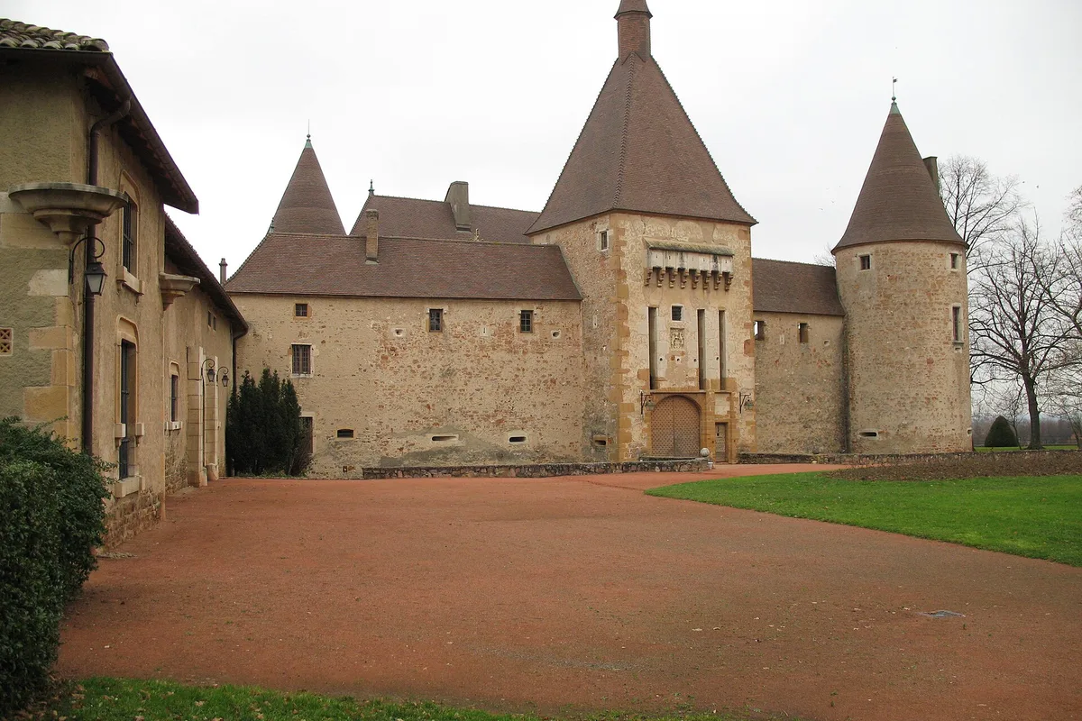Château de Corcelles-en-Beaujolais, sa cour et son châtelet fortifié