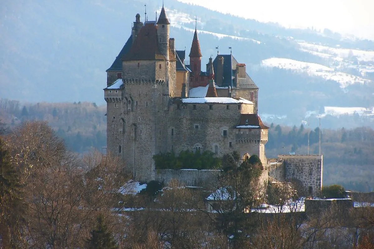 Château de Menthon-Saint-Bernard au-dessus du lac d'Annecy