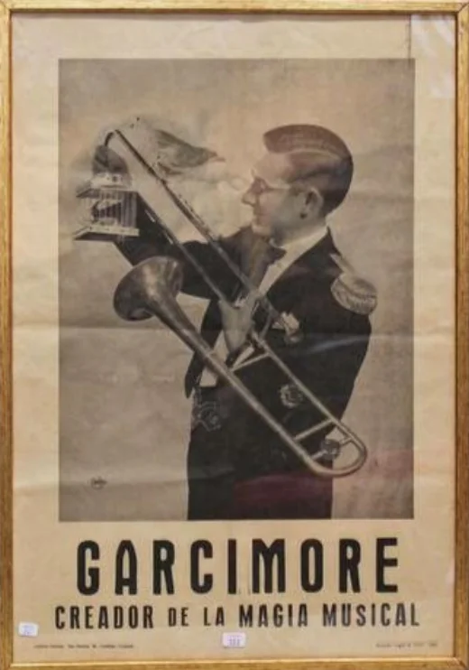 Affiche espagnole de Garcimore jeune, en uniforme à épaulettes, un trombone à la main et un oiseau posé dessus, sous le titre « Garcimore, creador de la magia musical »
