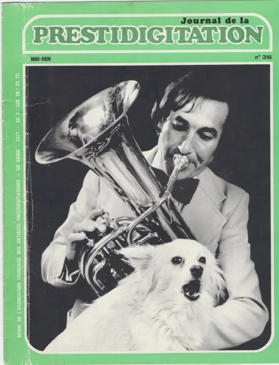 Couverture du Journal de la Prestidigitation numéro 316 de mai-juin 1977 : Garcimore en smoking joue du tuba, sa chienne Dolly dans les bras
