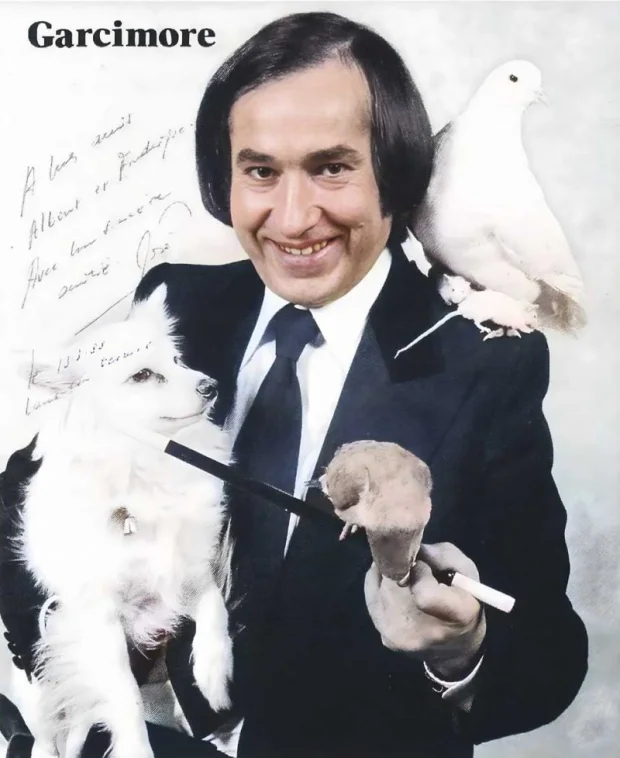 Portrait promotionnel en couleur de Garcimore dédicacé à la main, avec sa chienne Dolly, une colombe sur l'épaule et deux souris blanches