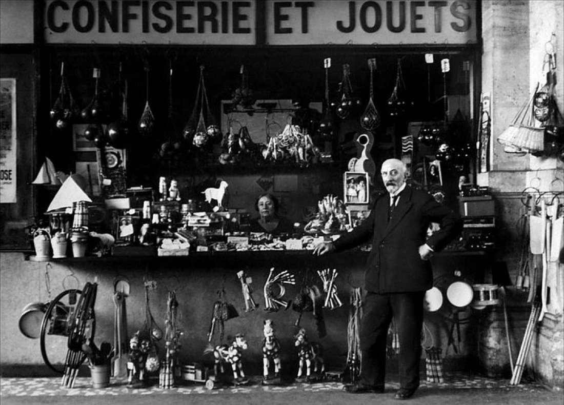 Georges Méliès devant son kiosque de confiseries et jouets à la gare Montparnasse