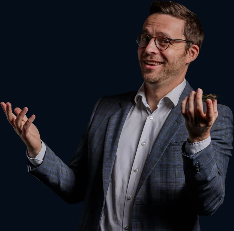 Hugo Marceau, magicien professionnel, en prestation pour un événement d'entreprise