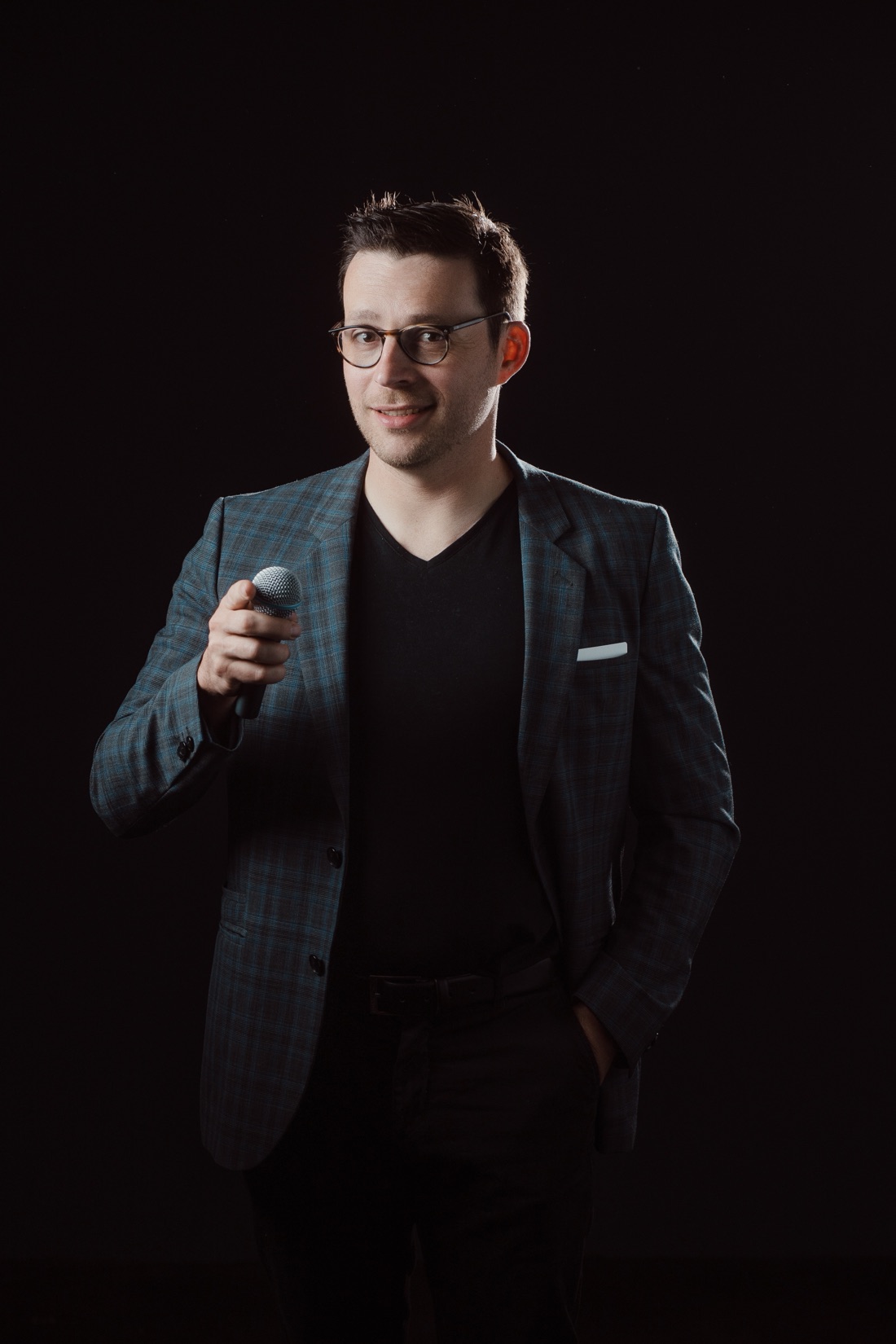 Hugo Marceau, mentaliste à Lyon, micro en main lors d'un spectacle