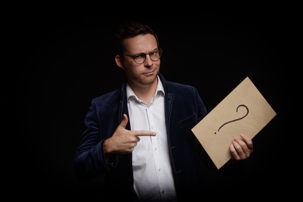 Hypnotiseur montrant une prédiction sous enveloppe
