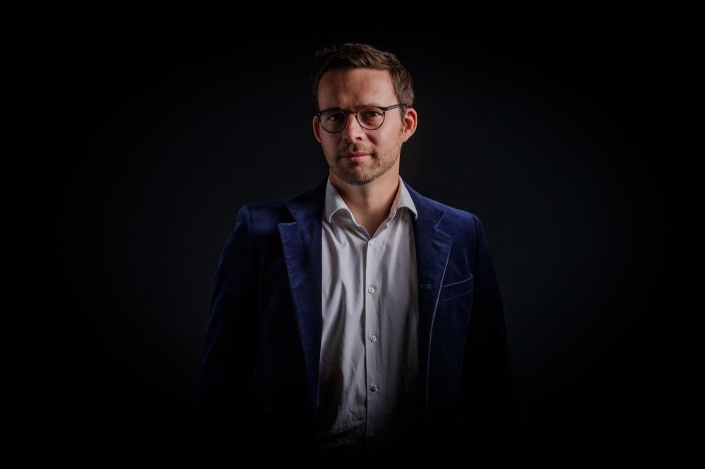 Portrait d'hypnotiseur à la présence magnétique