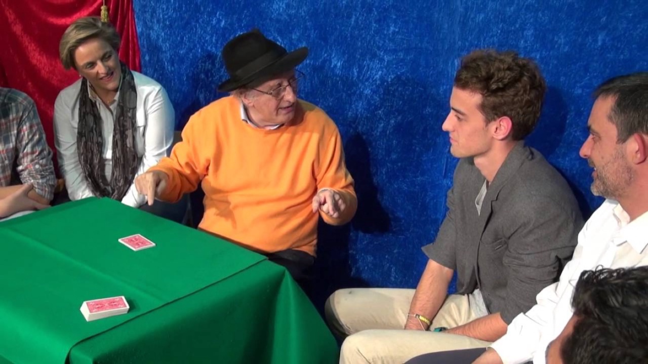 Juan Tamariz, le maître espagnol de la magie des cartes, en plein numéro de close-up