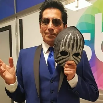 Portrait de Val Valentino tenant son masque
