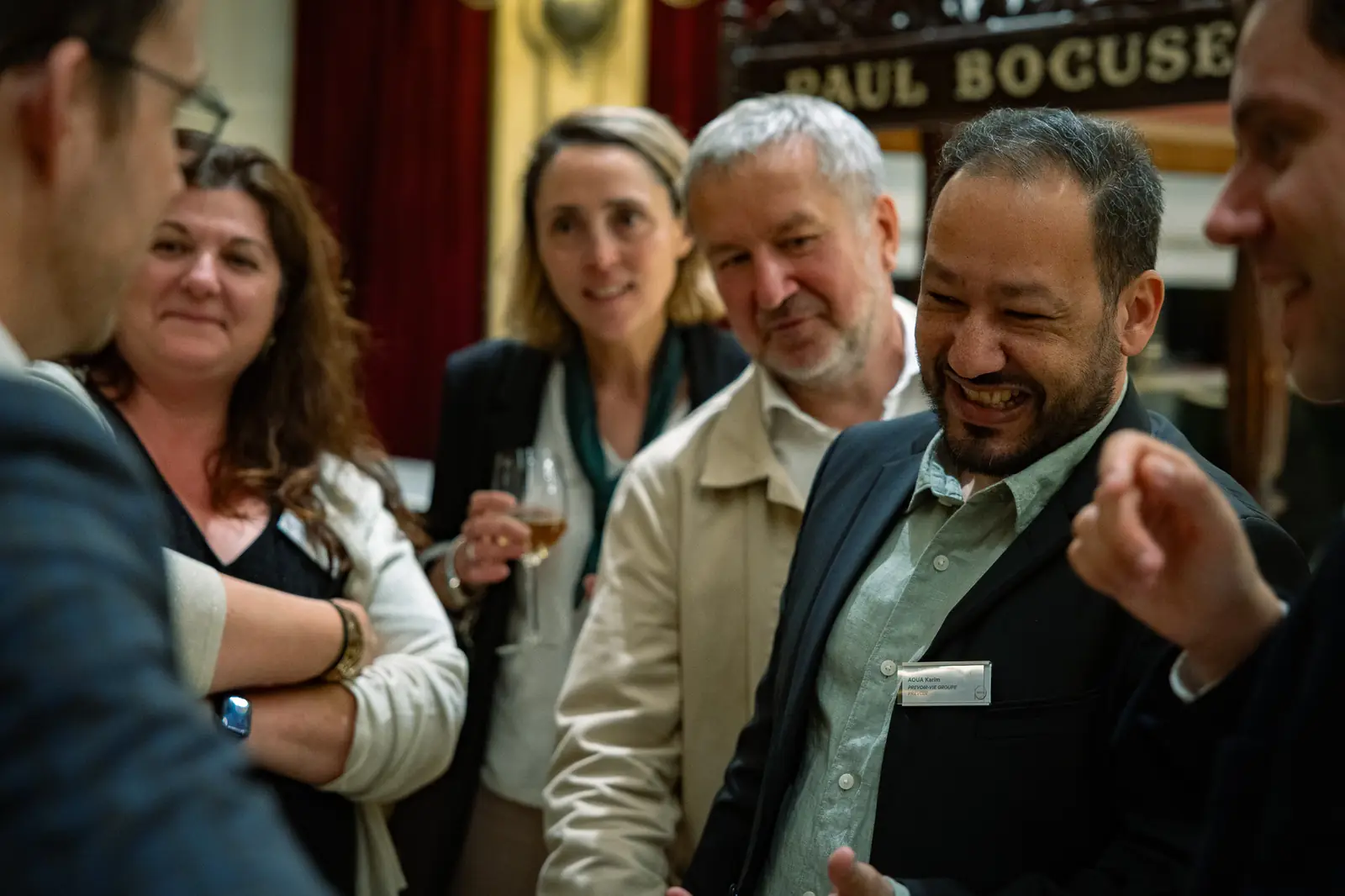 Magicien en close-up lors d'un gala de prestige à Genève, invités captivés