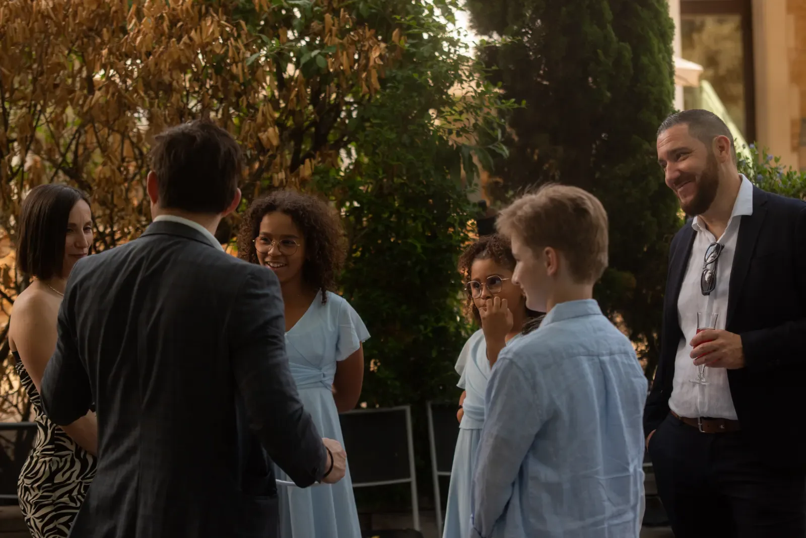 Groupe d'enfants captivés par un tour de magie pendant un mariage