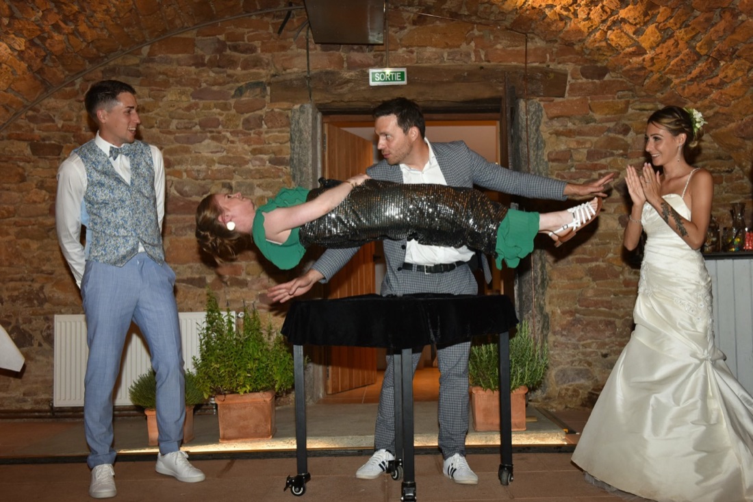 Lévitation de la demoiselle d'honneur sur la piste de danse lors d'un mariage à Lyon