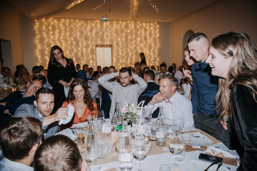 Magicien pendant la réception d'un mariage