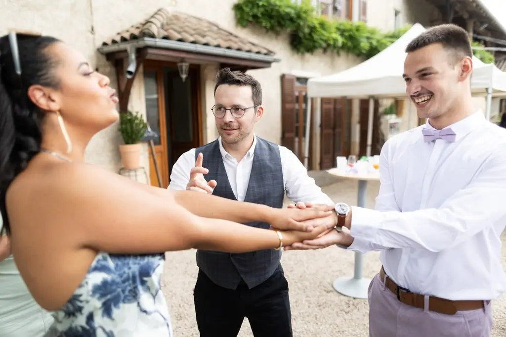 Magicien en close-up lors d'une soirée privée en Savoie, invités captivés
