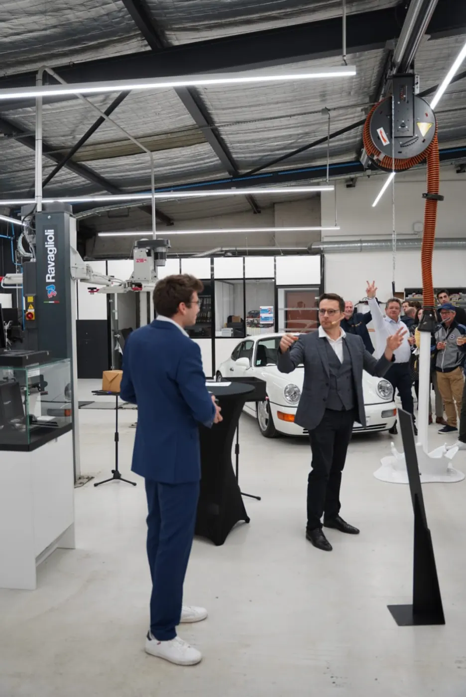 Maître de cérémonie en pleine séquence devant les invités d'un événement d'entreprise