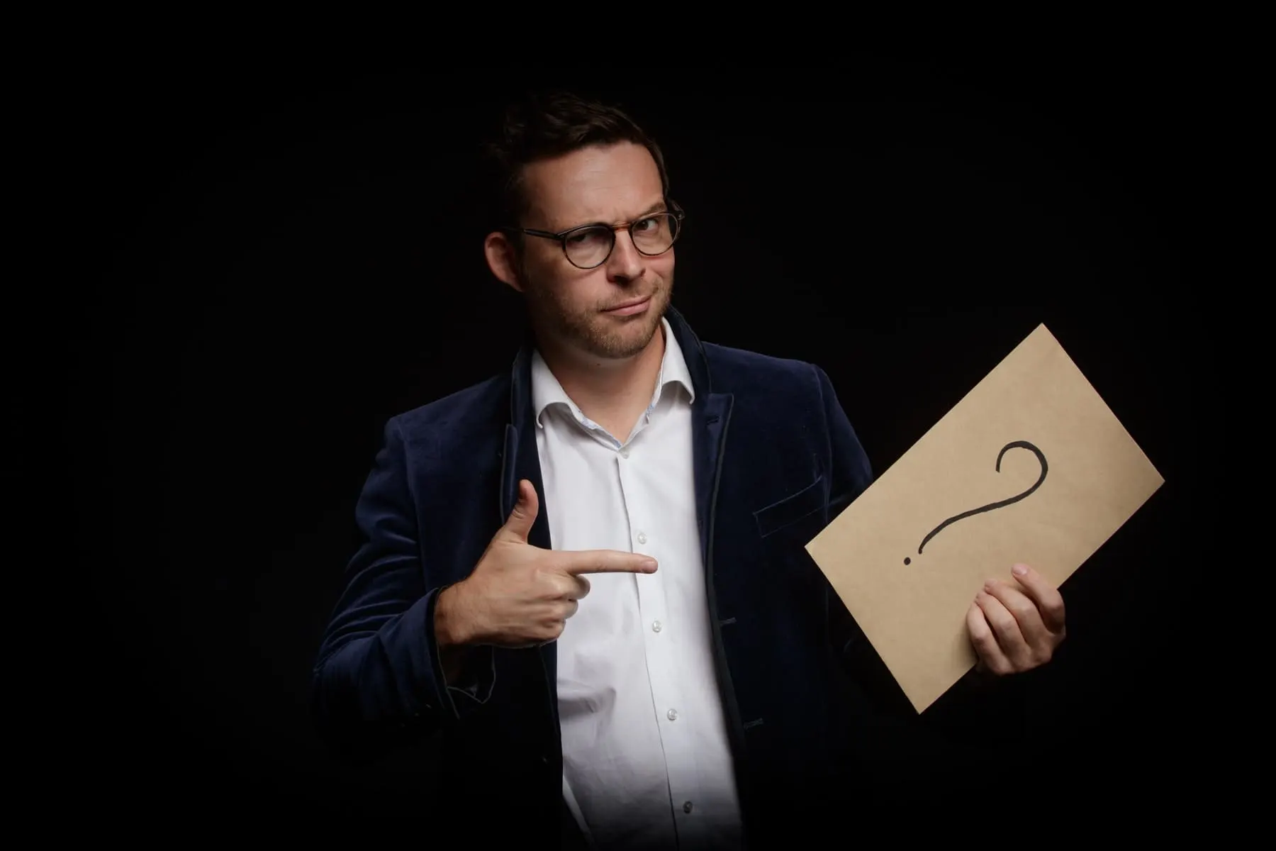 Prédiction scellée dans une enveloppe, ouverte devant le public en fin d'expérience