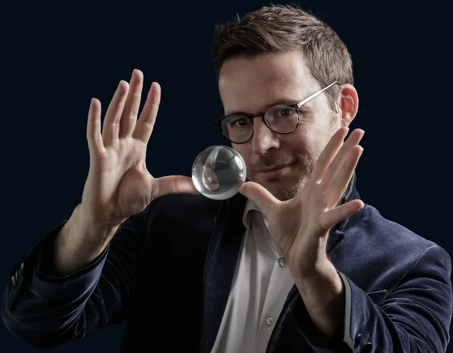Hugo Marceau, mentaliste à Saint-Étienne, concentré sur une boule de cristal
