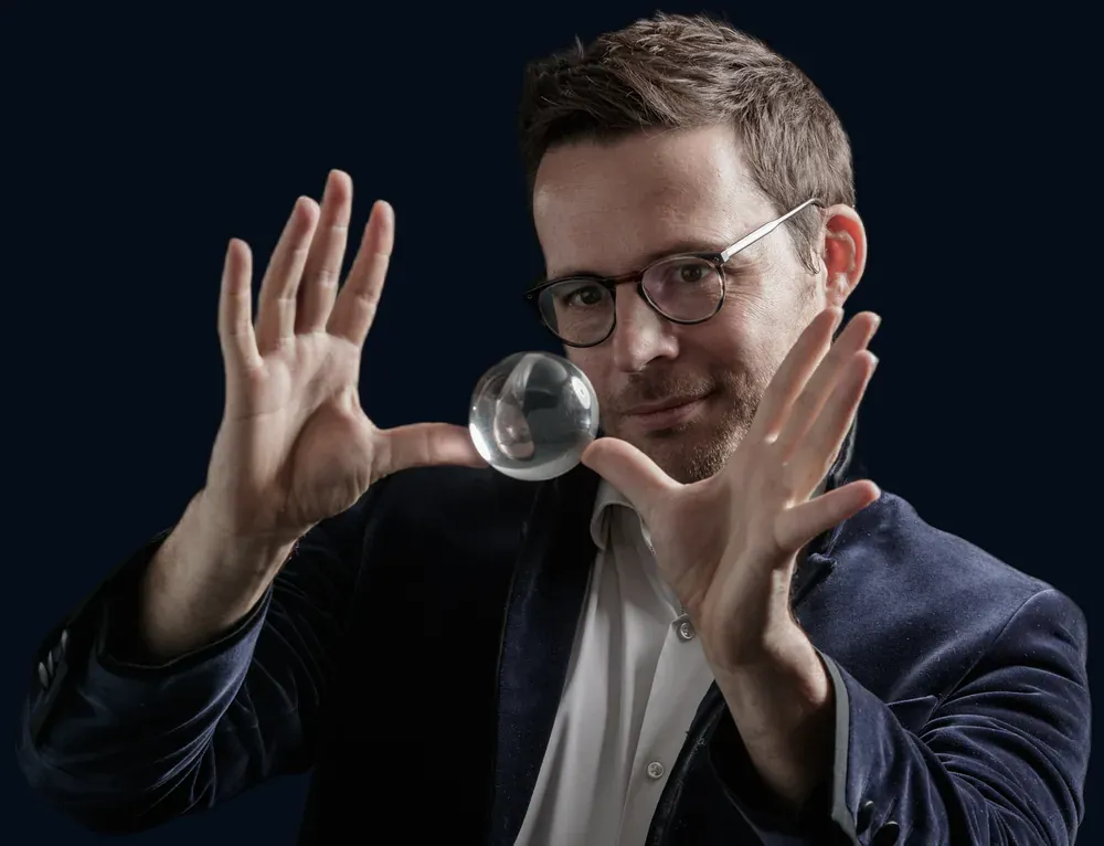 Hugo Marceau, mentaliste à Vienne, lisant dans une boule de cristal