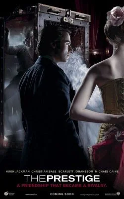 Affiche du Prestige : Christian Bale de dos devant une malle, une assistante en corset au premier plan, sous le slogan « A friendship that became a rivalry »