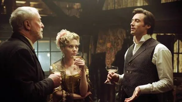 Michael Caine, Scarlett Johansson et Hugh Jackman, coupes de champagne à la main, dans les coulisses d'un théâtre