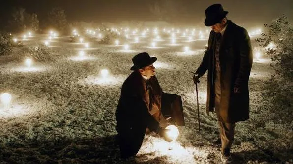 Un champ d'ampoules allumées dans la nuit, deux hommes au milieu, dans le Colorado