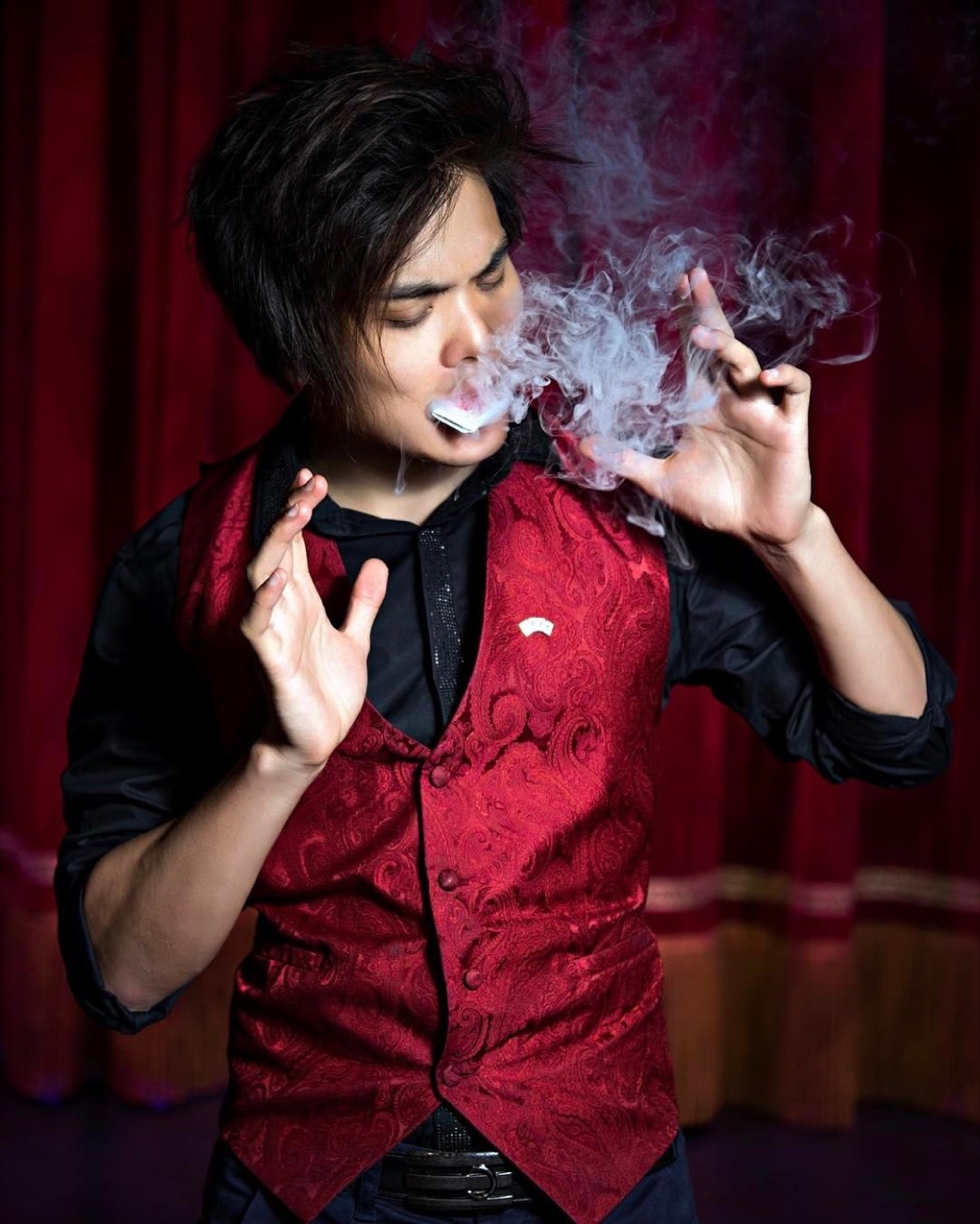 Shin Lim en plein numéro de magie des cartes