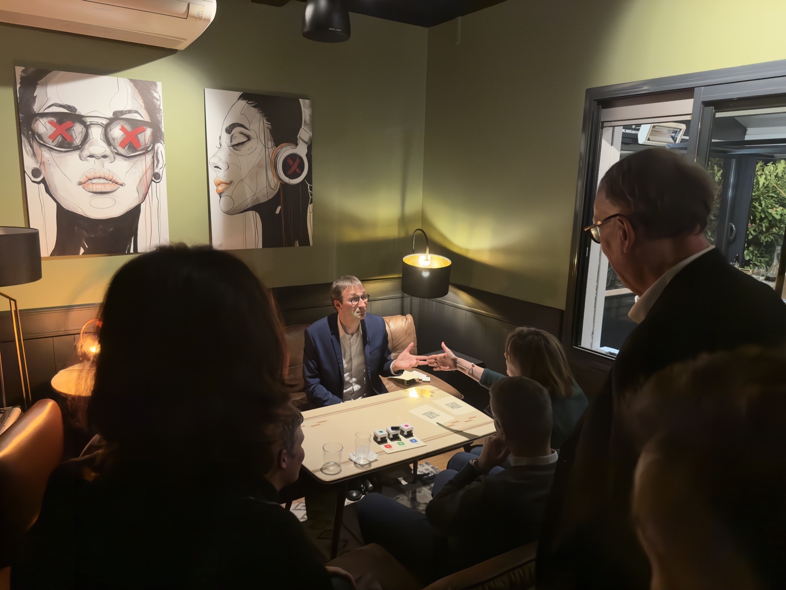 Team building SNCF à Lyon : une équipe mixée autour d'une table d'énigmes, animée par l'équipe d'Hugo Marceau