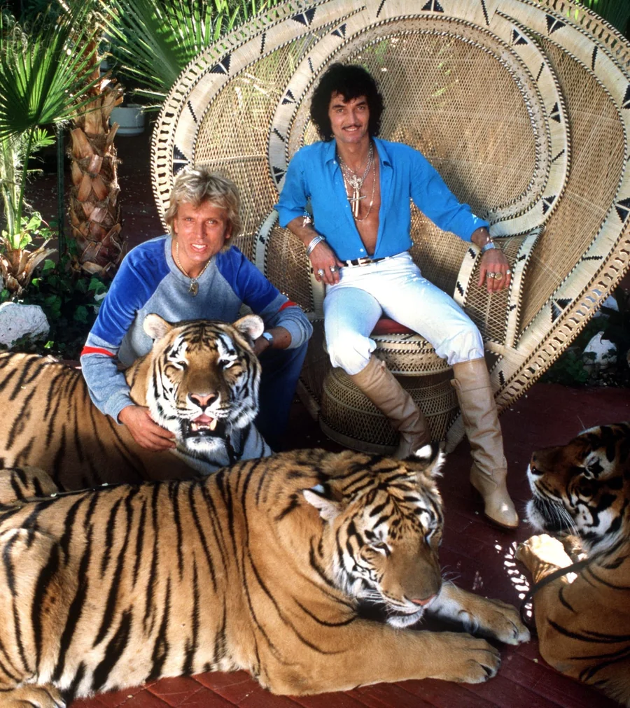 Siegfried et Roy chez eux, au milieu de leurs tigres, dans leur propriété du Jungle Palace à Las Vegas