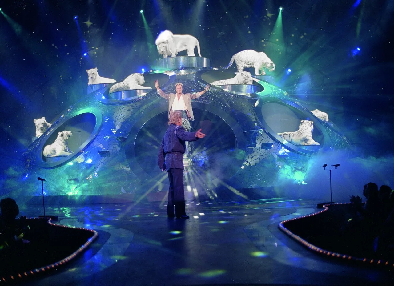 Vue large du plateau du Mirage pendant le spectacle de Siegfried et Roy, avec le décor circulaire et les tigres blancs installés dessus