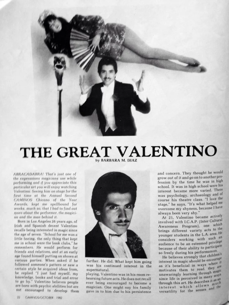Article de presse des années 1980 intitulé The Great Valentino, avec un portrait du magicien jeune