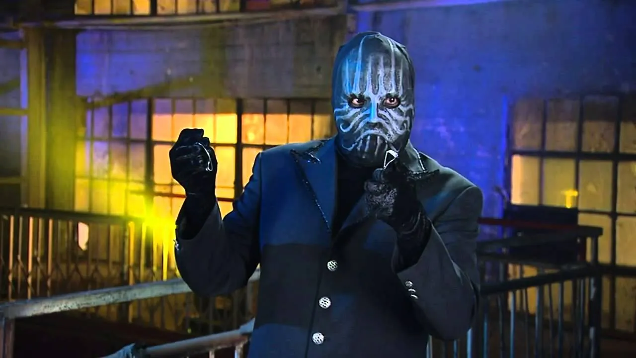 Le magicien masqué de l'émission de Fox, cagoule sombre et costume, en extérieur de nuit