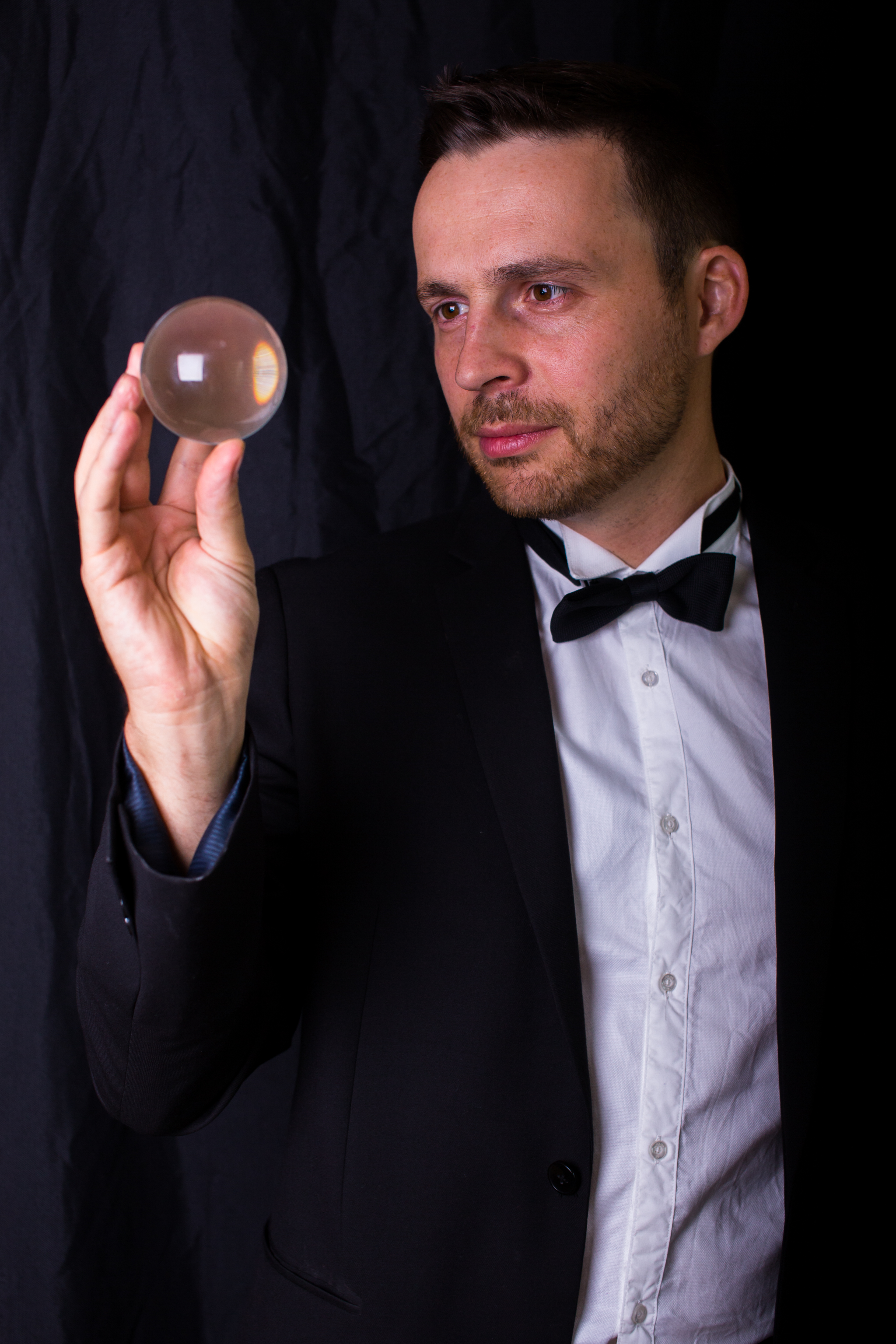 mentaliste Lyon hypnotiseur qui lit dans une boule de cristal