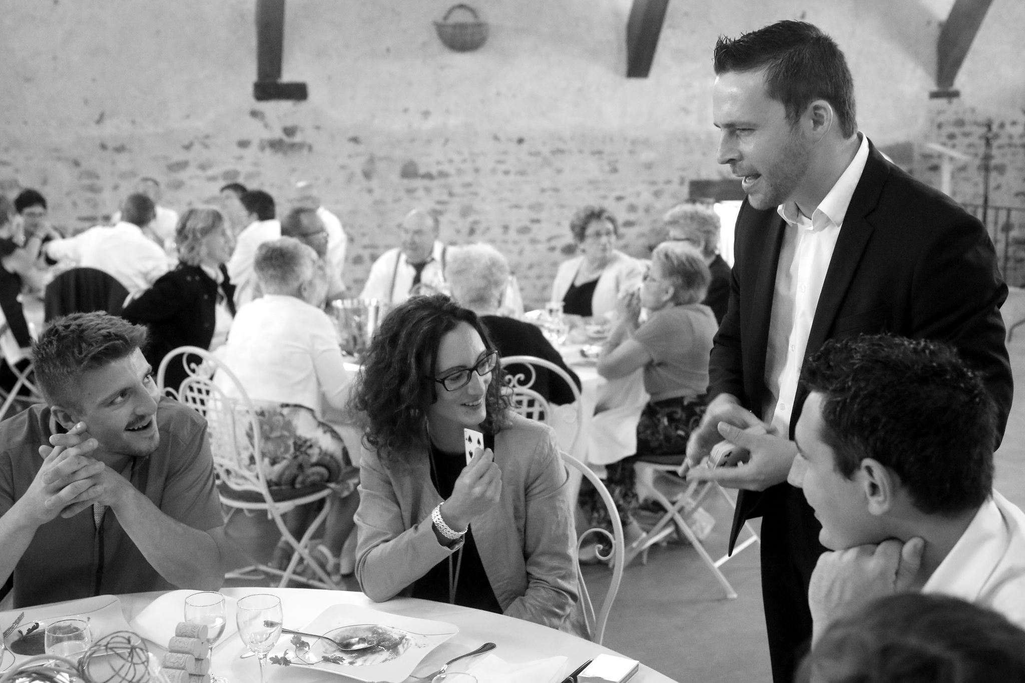 magicien à Lyon pour une entreprise a table en close up